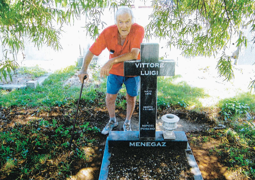 Arturo Costella a lato della tomba di Vittore Luigi Menegaz