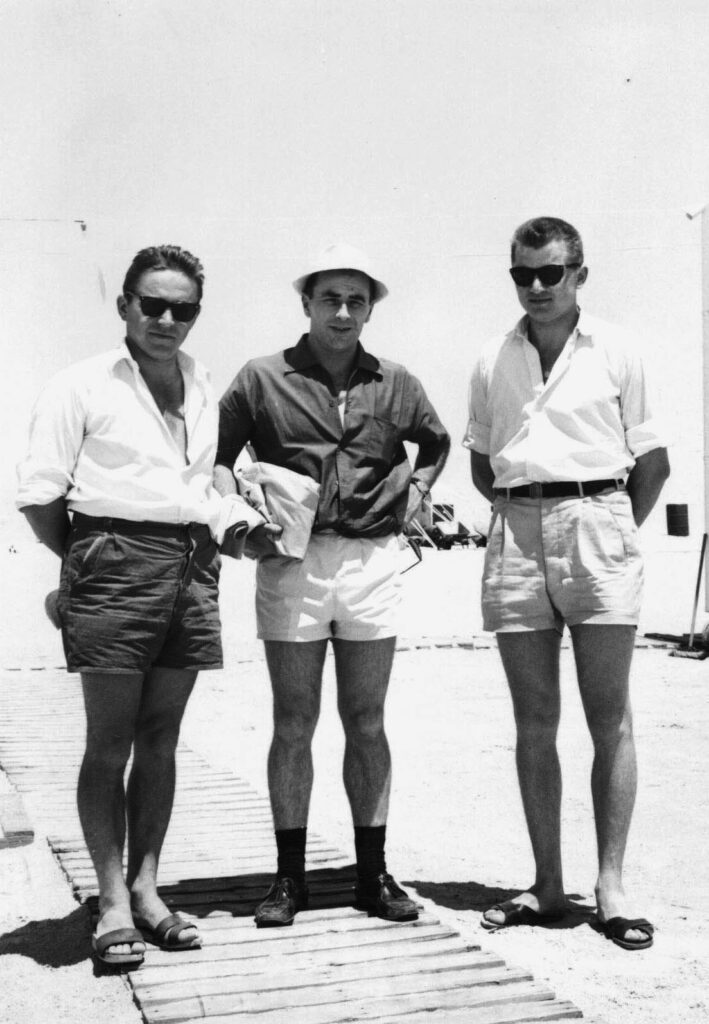 Giovanni Rivis (a destra) assieme a due colleghi (il primo a sinistra di Taibon, quello al centro un milanese) nel deserto libico, 1962