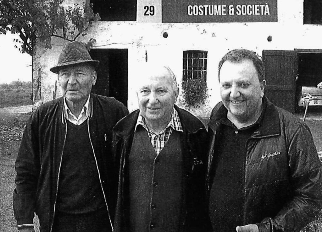 Nella foto Mario, Umberto
e Alvimar Luiz Lisot nella vecchia corte di Can