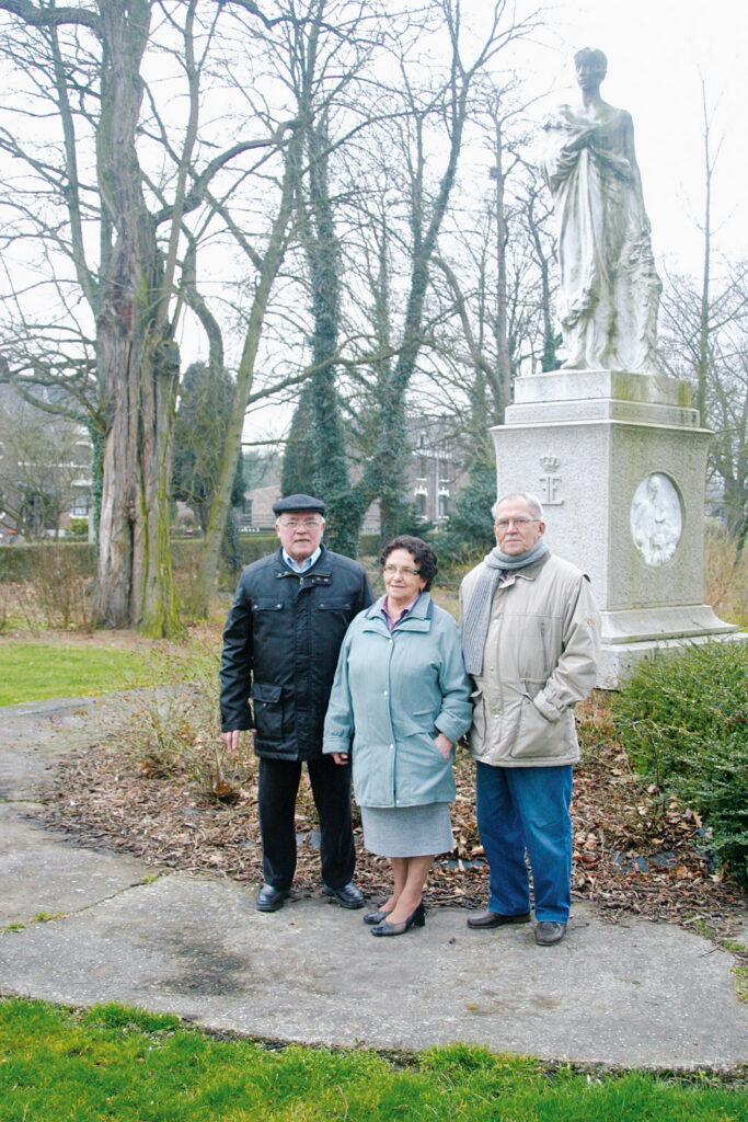 Da sinistra a destra Rino, Noemi e Riccardo sotto la statua della regina Elisabetta