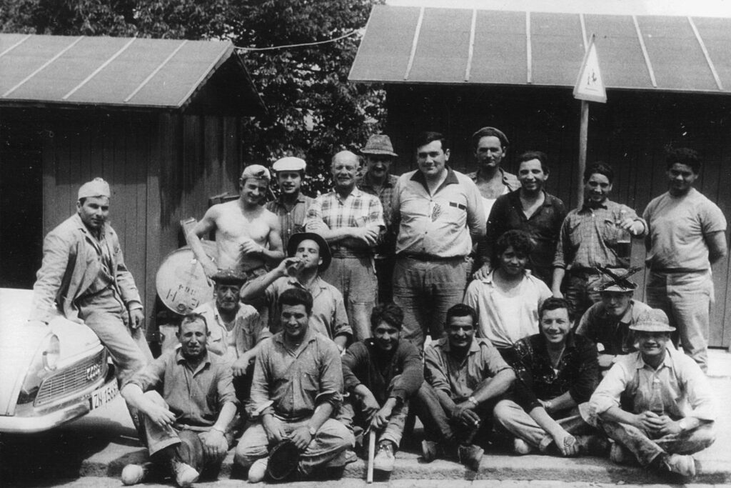 Compagni di lavoro nel 1966. Marino è il primo in ginocchio da destra