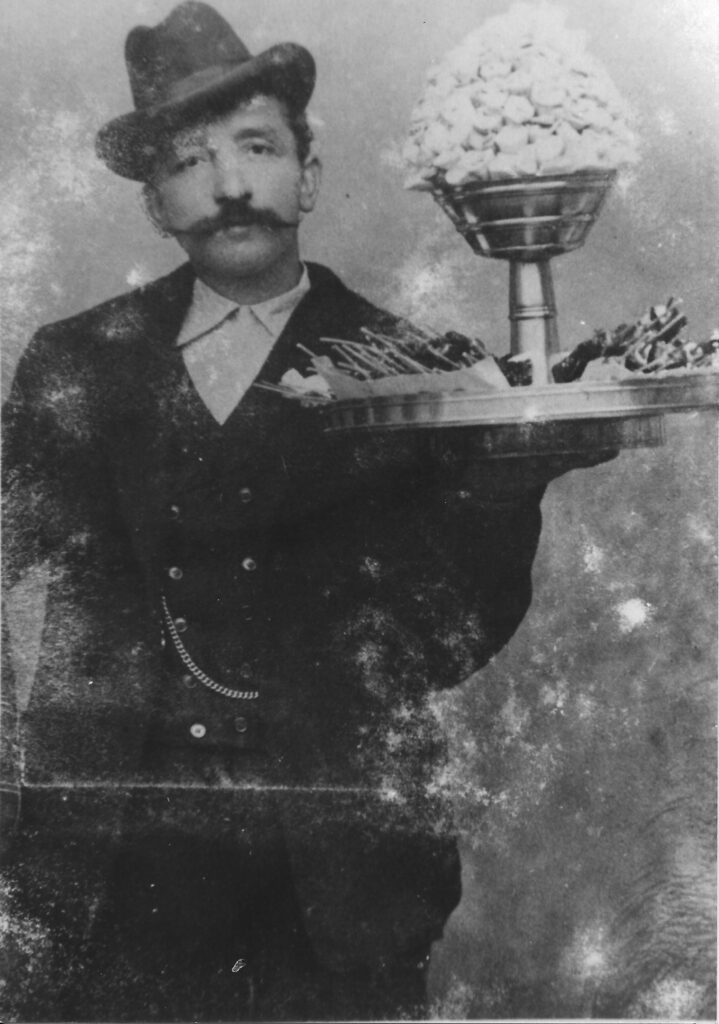 Foto di Fortunato Sommariva, venditore ambulante di dolciumi.